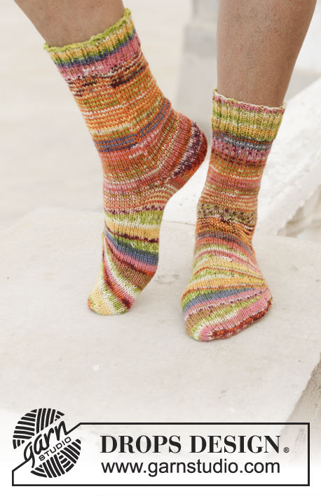 Country Fair Socks / DROPS 198-20 - Strikkede sokker i DROPS Fabel. Arbeidet strikkes i vinkel og striper fra tåen og opp. Størrelse 35 - 43.