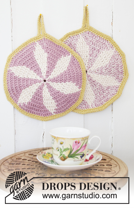 Flower Blades / DROPS 198-38 - Crocheted pot holders in 2 strands DROPS Belle. The piece is worked in the round, in a circle