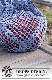 Pacific Blues / DROPS 199-15 - Crocheted bag in DROPS Cotton Light. The piece is worked in the round with chain-spaces and double crochet groups.