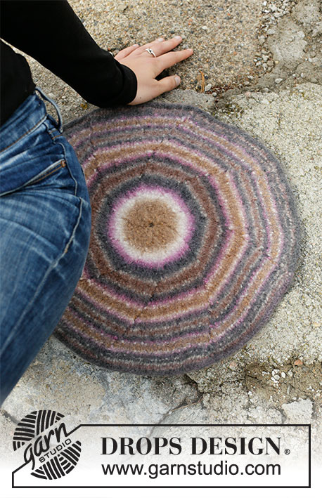 Blooming Spiral / DROPS 203-9 - Knitted and felted sitting mat in DROPS Big Delight. The piece is worked in the round with stockinette stitch, from the middle out.