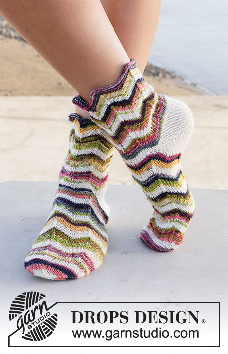 Serpentines / DROPS 209-20 - Knitted socks with stripes and zig-zags in DROPS Fabel. Sizes 35 - 43.