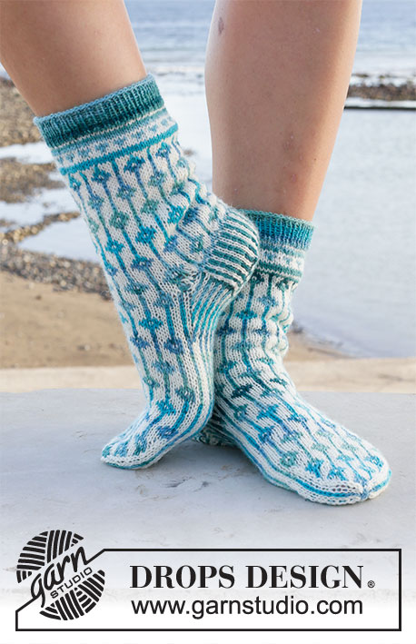 Diamond Seas / DROPS 209-21 - Knitted socks with two-coloured pattern in DROPS Fabel. Sizes 35 - 43.