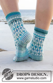 Diamond Seas / DROPS 209-21 - Strikkede sokker med flerfarvet mønster i DROPS Fabel. Størrelse 35 - 43