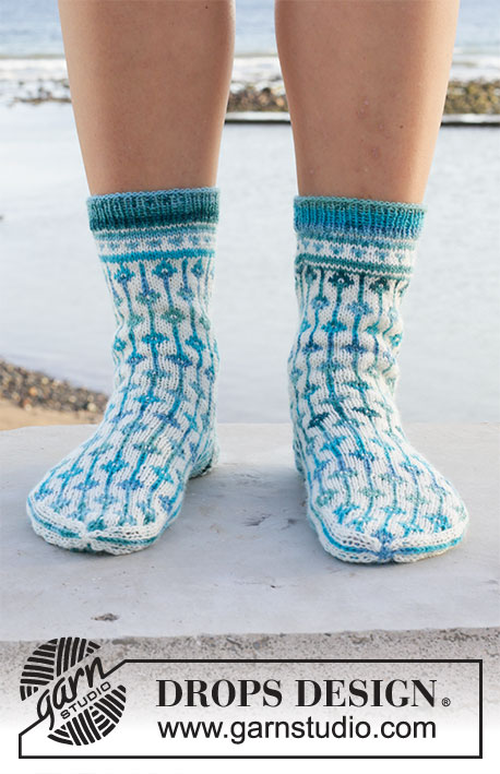 Diamond Seas / DROPS 209-21 - Knitted socks with two-coloured pattern in DROPS Fabel. Sizes 35 - 43.