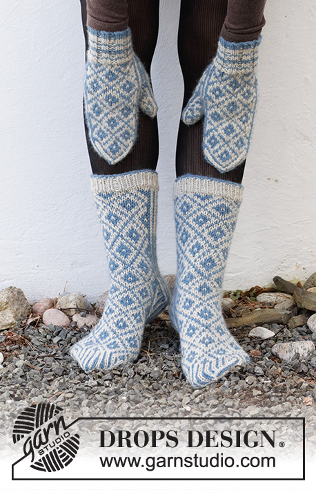 Fjord Mosaic Set / DROPS 214-54 - Rukavice palčáky a ponožky s norským vzorem pletené z příze DROPS Nepal.
Velikost rukavic S/M – M/L. Velikost ponožek 35 – 43.