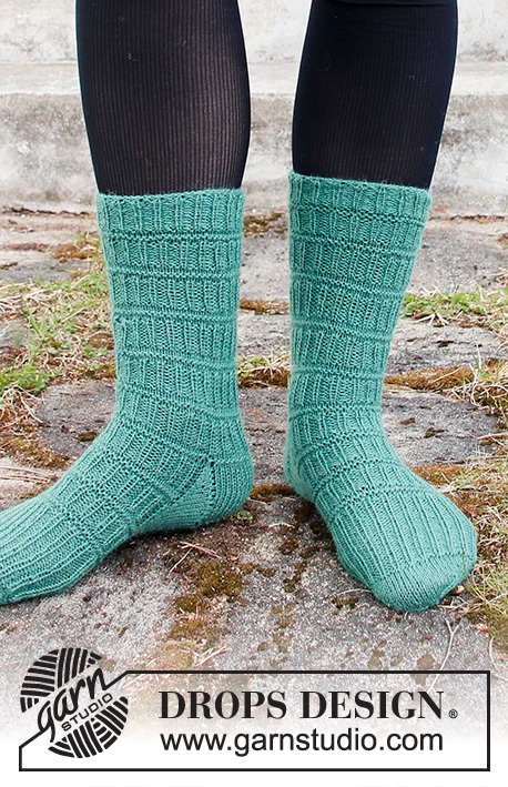 Walking The Green Lines / DROPS 214-56 - Strikkede sokker i DROPS Nord. Arbeidet strikkes med strukturmønster. Størrelse 35 - 43.