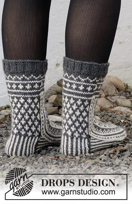 Sleigh Ride / DROPS 214-63 - Gebreide sokken in DROPS Lima. Het werk wordt van boven naar beneden gebreid met Scandinavisch patroon. Maat 35 tot 43 Thema: Kerst.
