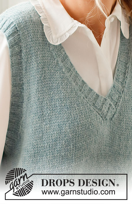 Audrey Vest / DROPS 220-43 - Colete tricotado em DROPS Sky. Tricota-se totalmente em ponto meia, com orlas em canelado, decote em V e fenda nos lados. Do S ao XXXL.