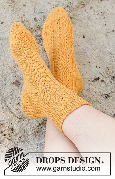 Sunshine Comfort / DROPS 223-45 - Strikkede sokker i DROPS Nord. Arbejdet strikkes oppefra og ned med rib og falske snoninger. Størrelse 35 - 43.