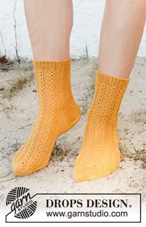 Sunshine Comfort / DROPS 223-45 - Strikkede sokker i DROPS Nord. Arbejdet strikkes oppefra og ned med rib og falske snoninger. Størrelse 35 - 43.