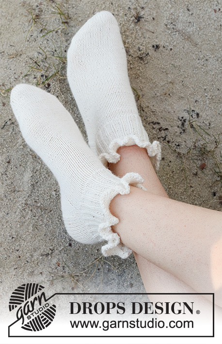 Sole Dancer / DROPS 223-46 - Strikkede sokker med flæsekant i DROPS Fabel. Arbejdet strikkes oppefra og ned. Størrelse 35-42.