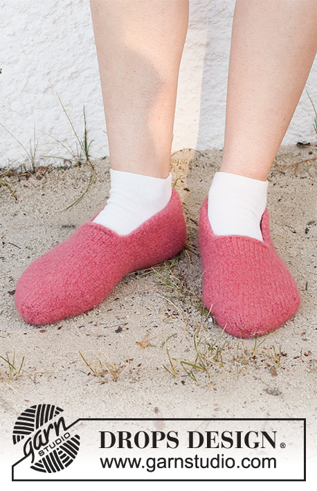 Tiptoe Kiss / DROPS 223-48 - Knitted and felted slippers in DROPS Alaska. Size 35-44.