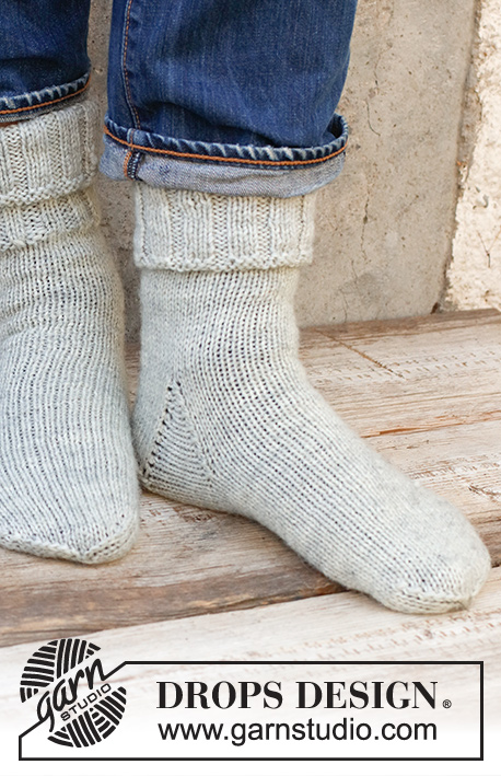 Winter Wander / DROPS 224-30 - Pánské ponožky pletené z dvojité příze DROPS Fabel. Velikost 38 - 46.