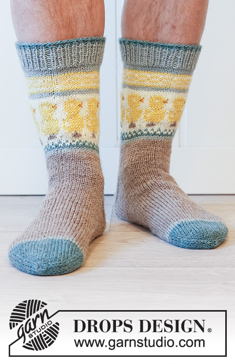 Dancing Chicken Socks / DROPS 224-35 - Knitted socks for men in DROPS Karisma. The piece is worked top down in stocking stitch, with multi-coloured pattern and Easter chick. Sizes 35 - 46. Theme: Easter.