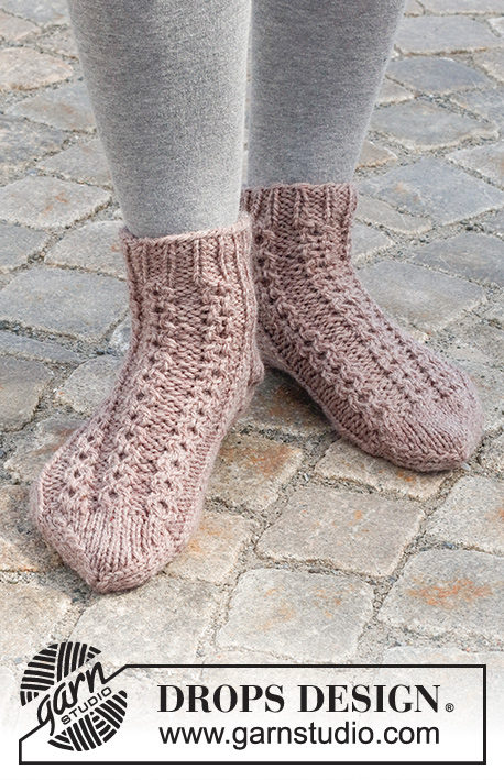 Rambling Toes / DROPS 227-54 - Strikkede sokker i DROPS Alaska. Arbeidet strikkes med små fletter og vrangbord. Størrelse 35 - 43.