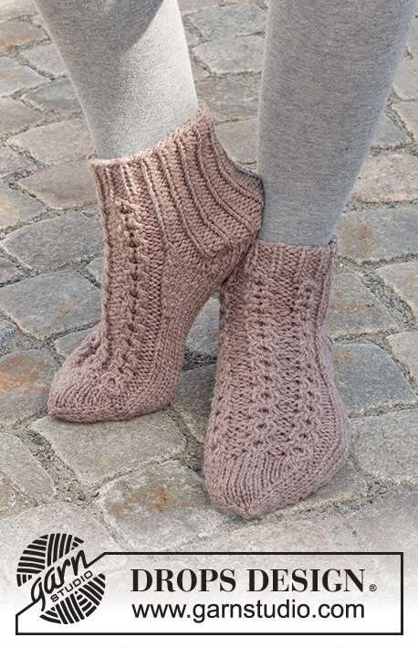 Rambling Toes / DROPS 227-54 - Ponožky s copánky a pružným vzorem pletené z příze DROPS Alaska. Velikost 35 - 43.