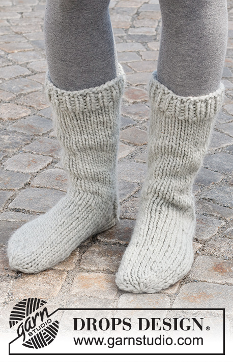 Staying In / DROPS 227-57 - Gebreide sokken in DROPS SNOW. Het werk wordt gebreid in tricotsteek met randen in boordsteek. Maten 35 - 43.