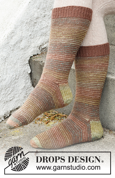 Autumnal Footsteps / DROPS 227-61 - Strikkede sokker i DROPS Fabel. Arbeidet strikkes med striper. Størrelse 35 – 43.