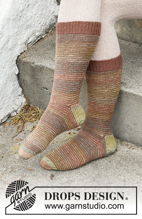 Autumnal Footsteps / DROPS 227-61 - Strikkede sokker i DROPS Fabel. Arbeidet strikkes med striper. Størrelse 35 – 43.