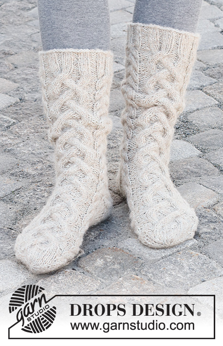 Cable City Socks / DROPS 227-66 - Ponožky pletené copánkovým vzorem z příze DROPS Nord a DROPS Brushed Alpaca Silk. Velikost 35-43.