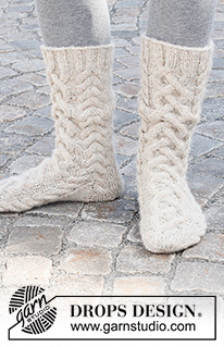 Cable City Socks / DROPS 227-66 - Strikkede sokker i DROPS Nord og DROPS Brushed Alpaca Silk. Arbeidet strikkes ovenfra og ned med fletter. Størrelse 35 - 43.