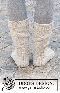 Cable City Socks / DROPS 227-66 - Ponožky pletené copánkovým vzorem z příze DROPS Nord a DROPS Brushed Alpaca Silk. Velikost 35-43.