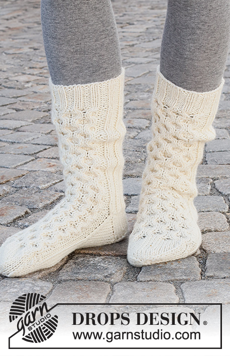 Cruising Canada / DROPS 227-67 - Knitted socks in DROPS Alaska. Piece is knitted with rib and honeycomb pattern. Size 35 – 43 = US 4 1/2 – 12 1/2