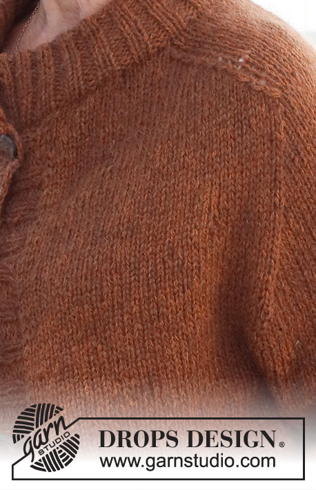 Toffee Apple Jacket / DROPS 228-25 - Gilet tricoté en DROPS Sky et DROPS Kid-Silk. Se tricote avec manches marteau, col doublé, fentes côtés et bordure en côtes. Du S au XXXL.