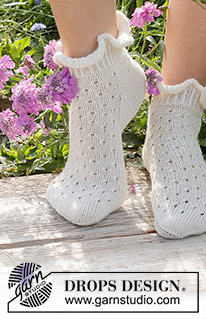 Dainty Duo / DROPS 229-19 - Ponožky / kotníkové ponožky s krajkovým vzorem a volánkem pletené z příze DROPS Fabel. Velikost 35 až 43