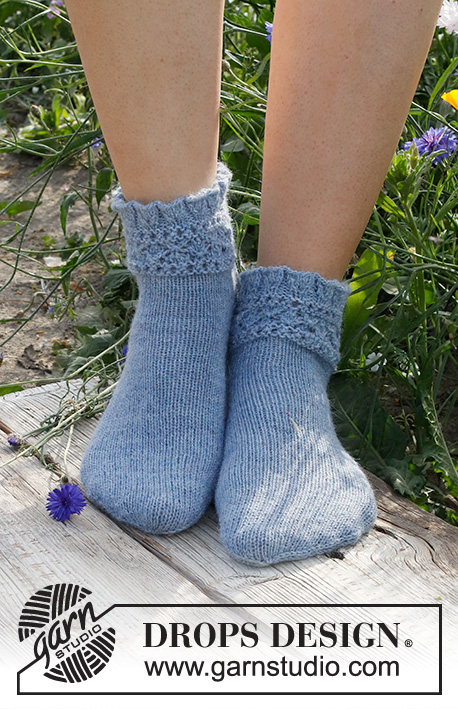 Kissing Kate / DROPS 229-20 - Knitted socks in DROPS Nord. The piece is worked with lace pattern and flounces. Sizes 35-43.