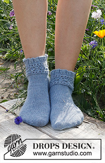 Kissing Kate / DROPS 229-20 - Ponožky s krajkovým lemem a volánkovým okrajem pletené z příze DROPS Nord.  Velikost 35-43.
