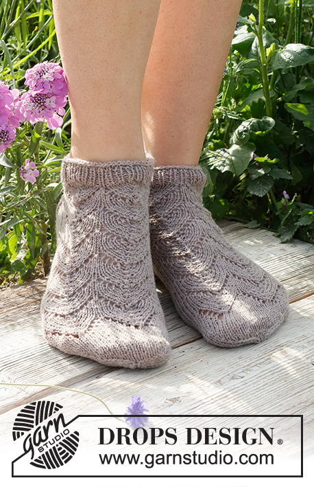 June Jumpers / DROPS 229-23 - Ponožky / kotníkové ponožky s krajkovým vzorem pletené z příze DROPS Fabel. Velikost 35 až 43