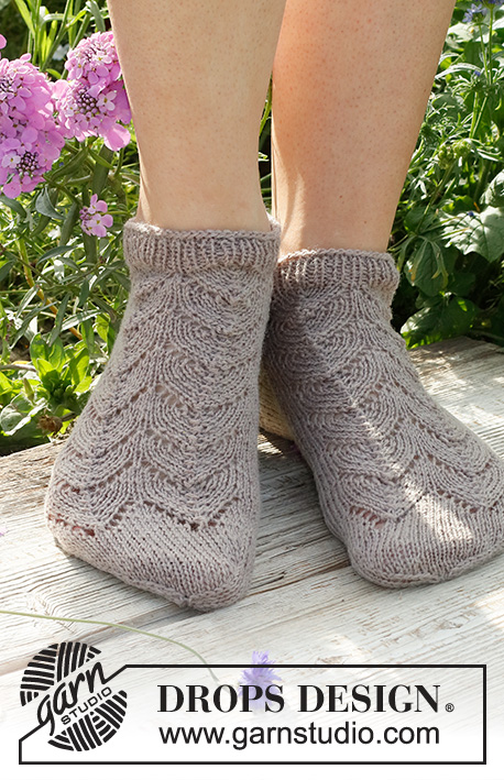June Jumpers / DROPS 229-23 - Knitted socks / ankle socks with lace pattern in DROPS Fabel. Size 35 to 43 = US 4 1/2 to 12 1/2.