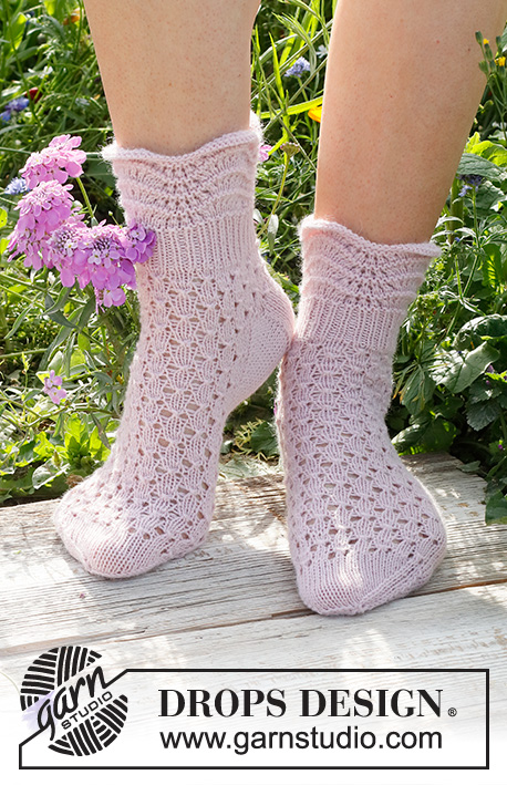 Daisy Dancing / DROPS 229-24 - Knitted socks in DROPS Nord. Piece is knitted with lace and wavy pattern. Size 35 to 43