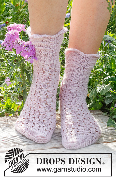 Daisy Dancing / DROPS 229-24 - Ponožky s krajkovým a vlnkovým vzorem pletené z příze DROPS Nord. Velikost 35 až 43