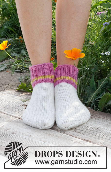 Pink Volcano / DROPS 229-25 - Strikkede sokker / ankelsokker i glatstrik med striber i DROPS Karisma. Størrelse 35 – 43.