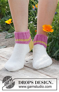 Pink Volcano / DROPS 229-25 - Kotníkové ponožky s barevnými pruhy pletené lícovým žerzejem z příze DROPS Karisma. Velikost 35 – 43.