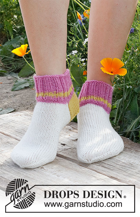 Pink Volcano / DROPS 229-25 - Kotníkové ponožky s barevnými pruhy pletené lícovým žerzejem z příze DROPS Karisma. Velikost 35 – 43.