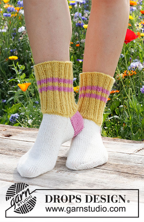 Folk Dancer / DROPS 229-26 - Ponožky s barevnými pruhy pletené lícovým žerzejem z příze DROPS Karisma. Velikost 35 – 43.