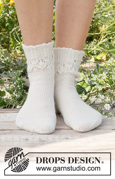Meadow Mingle / DROPS 229-27 - Gebreide sokken in DROPS Fabel. Het werk wordt gebreid in tricotsteek met picotrand en kantpatroon. Maat 35 tot 43