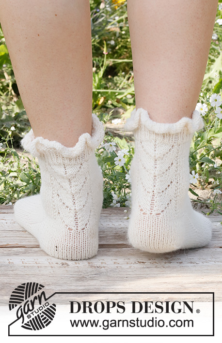 White Pine / DROPS 229-28 - Knitted socks in DROPS Nord. The piece is worked with lace pattern and flounces. Sizes 35-43.