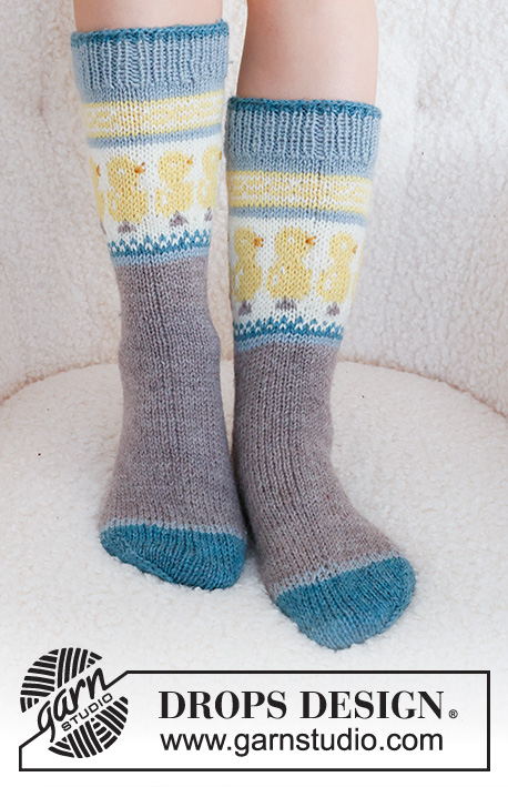 Dancing Chicken Socks / DROPS 229-33 - Strikkede sokker i DROPS Karisma. Arbejdet strikkes oppefra og ned, i glatstrik med flerfarvet mønster med kylling / påskekylling. Størrelse 35 - 46. Tema: Påske.