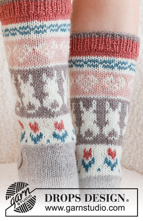 Dancing Bunny Socks / DROPS 229-34 - Strikkede sokker i DROPS Karisma. Arbejdet strikkes oppefra og ned, i glatstrik med flerfarvet mønster med hjerte, hare / påskehare og blomst. Størrelse 35 - 46. Tema: Påske.
