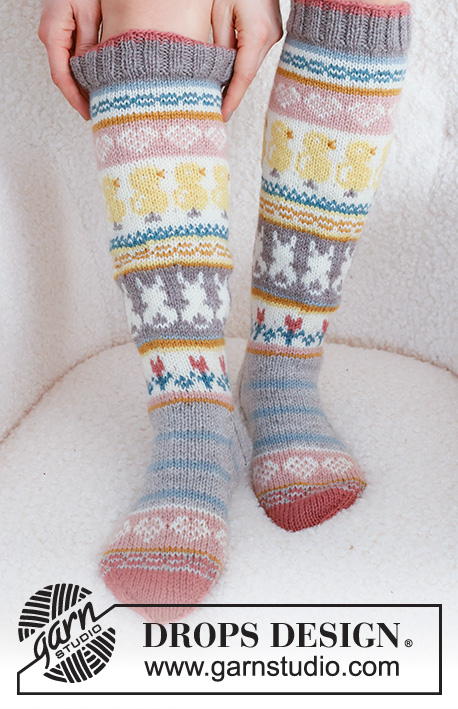 Easter Dance Socks / DROPS 229-35 - Ponožky s norským vzorem se srdíčky, zajíčky, kuřátky a kytičkami pletené shora dolů z příze DROPS Karisma. Velikost 35 - 43. Motiv: Velikonoce.
