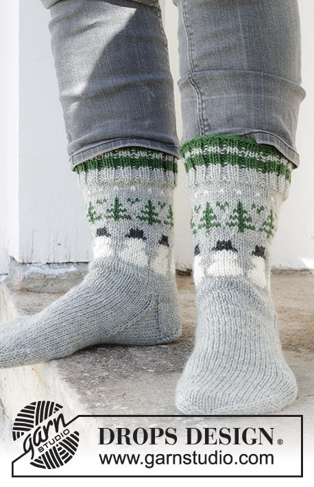 Snowman Time Socks / DROPS 233-16 - Pánské ponožky s norským vzorem s vánočním stromečkem a sněhulákem pletené shora dolů z příze DROPS Karisma. Velikost 38 – 46. Motiv: Vánoce.