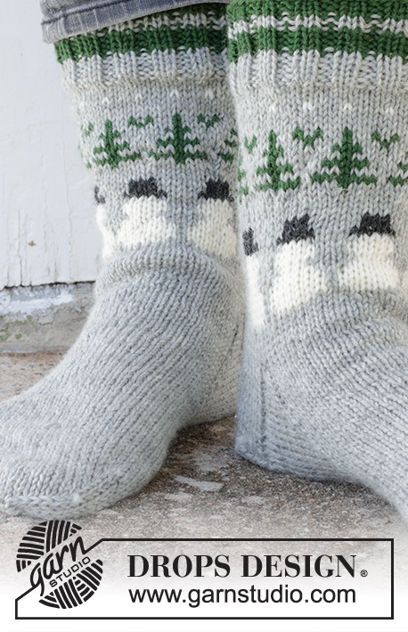 Snowman Time Socks / DROPS 233-16 - Chaussettes tricotées pour homme en DROPS Karisma. Se tricotent de haut en bas, avec jacquard sapin de Noël et bonhomme de neige. Du 38 au 46. Thème: Noël.