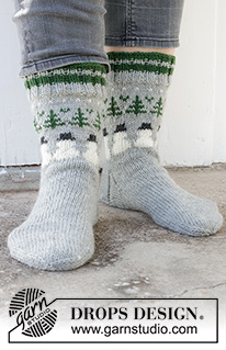 Snowman Time Socks / DROPS 233-16 - Stickade sockor till herr i DROPS Karisma. Arbetet stickas uppifrån och ner i flerfärgat mönster med gran och snögubbe. Storlek 38 – 46. Tema: Jul.
