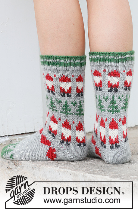 Christmas Time Socks / DROPS 234-63 - Stickade sockor i DROPS Karisma. Arbetet stickas uppifrån och ner i flerfärgat mönster med tomte, gran och hjärta. Storlek 35 – 43. Tema: Jul.