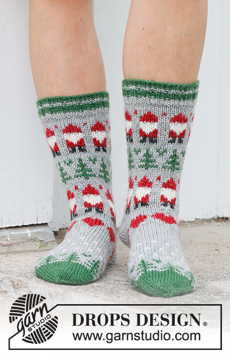 Christmas Time Socks / DROPS 234-63 - Ponožky s norským vzorem se skřítkem Santou, vánočním stromečkem a srdíčky pletené shora dolů z příze DROPS Karisma. Velikost 35 – 43. Motiv: Vánoce.