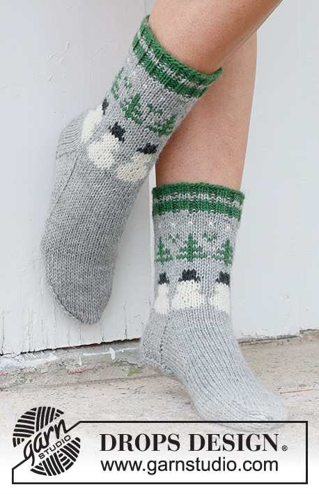 Snowman Time Socks / DROPS 234-64 - Strikkede sokker i DROPS Karisma. Arbejdet strikkes oppefra og ned i flerfarvet mønster med grantræ og snemand. Størrelse 35 – 43. Tema: Jul.